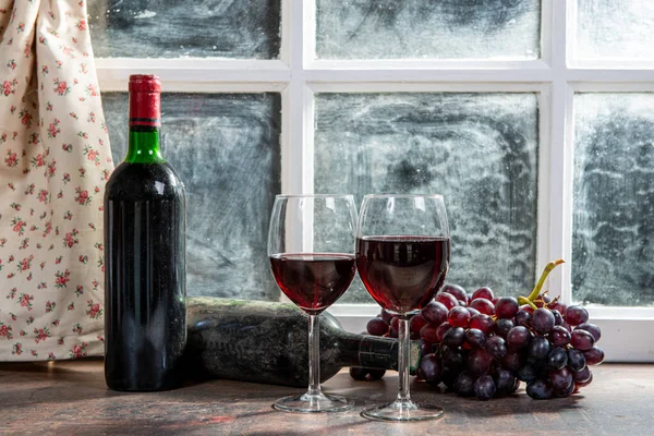 Composición Con Dos Tipos Vino Uvas Botellas Vino Tinto —  Fotos de Stock