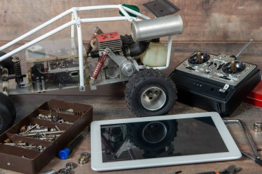 Rc radyo kontrol arabası ve araçları olan bir bilgisayar tableti