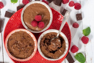 Üç kase lezzetli ev yapımı çikolatalı mus. 