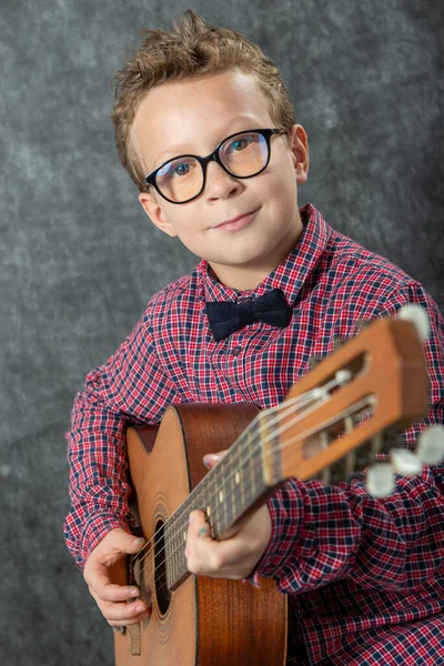 Мальчик Клетчатой Рубашке Играет Акустической Гитаре — стоковое фото
