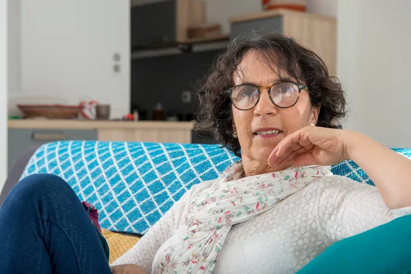 Schön Brünette Senior Frau Relaxen Auf Ein Couch — Stockfoto