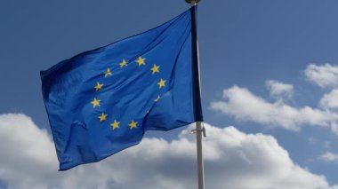 Mavi gökyüzünde dalgalanan Avrupa Birliği bayrağı