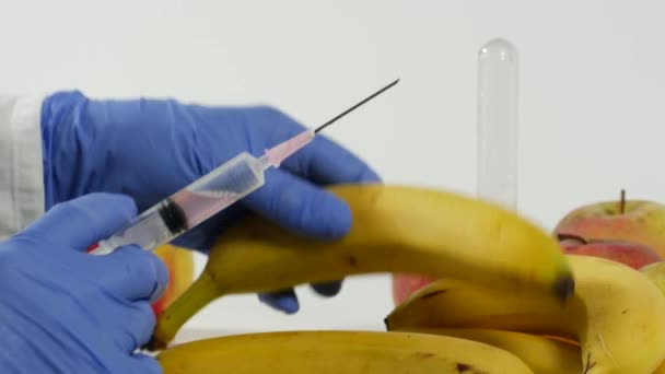Donna Con Guanti Usa Siringa Modifica Genetica Dei Frutti — Video Stock
