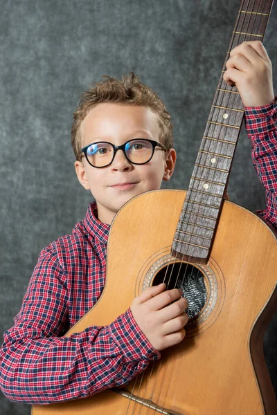 Забавный Мальчик Играющий Акустической Гитаре — стоковое фото