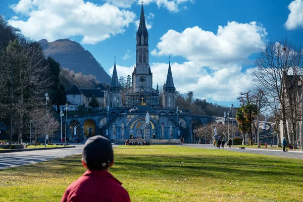 Joven Con Basílica Lourdes Francia — Foto de Stock