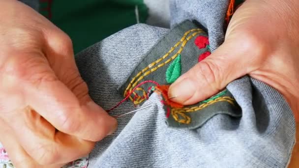 Ηλικιωμένη Γυναίκα Χέρια Ράψιμο Ύφασμα Βελόνα Ράψε Παντελόνι Χέρι Μιας — Αρχείο Βίντεο