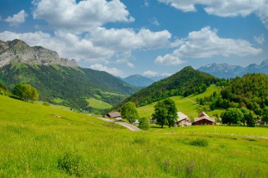Fransa 'nın Col de la Forclaz şehrindeki Fransız Alpleri Dağı. Gezinti, yamaç paraşütü