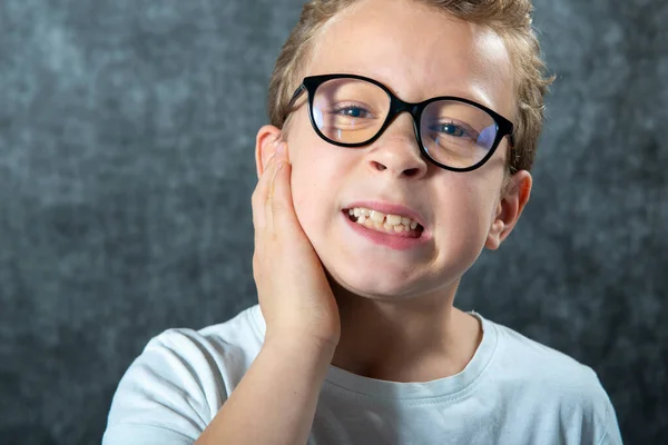 Kulak Ağrısından Muzdarip Bir Çocuk — Stok fotoğraf