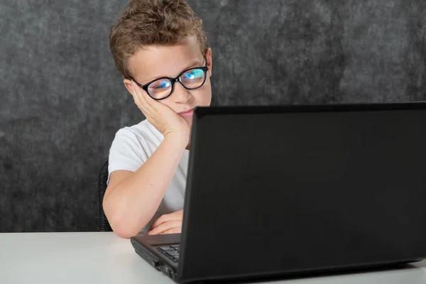Een Serieuze Jongen Zit Met Laptop Computer — Stockfoto