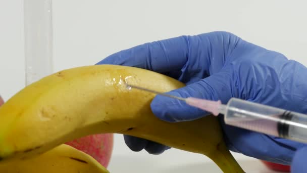 Kobieta Rękawiczkach Używa Strzykawki Genetyczna Modyfikacja Owoców — Wideo stockowe
