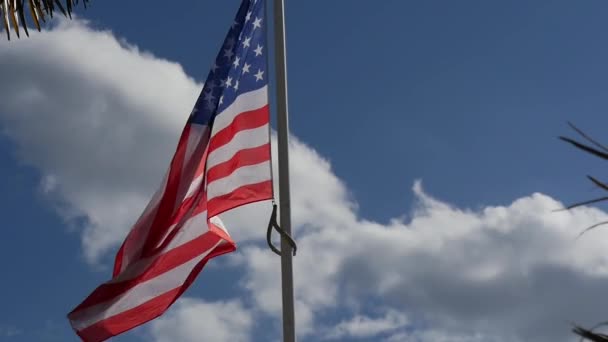 Bandeira Americana Céu Azul Com Nuvens — Vídeo de Stock