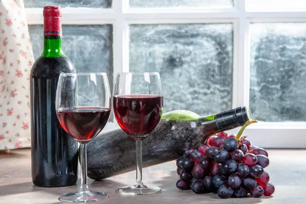 Una Composición Con Dos Copas Vino Uvas Botella Vino Tinto —  Fotos de Stock