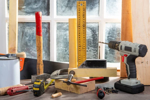 Einige Werkzeuge Des Tischlers Der Werkstatt Der Nähe Des Fensters — Stockfoto