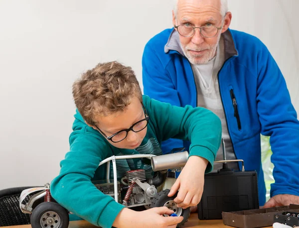 Παππούς Και Γιος Μικρό Αγόρι Επισκευή Ενός Μοντέλου Τηλεκατευθυνόμενου Αυτοκινήτου — Φωτογραφία Αρχείου