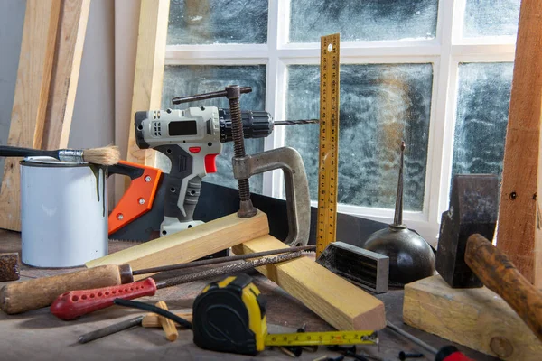 Einige Werkzeuge Des Tischlers Der Werkstatt Der Nähe Des Fensters — Stockfoto