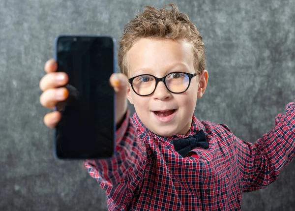Niño Mostrando Teléfono Inteligente Pantalla Blanco Negro —  Fotos de Stock