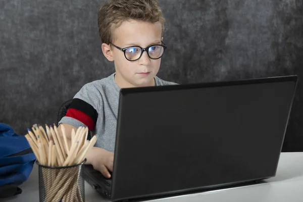 Serieuze Jongen Zitten Met Een Laptop Computer — Stockfoto