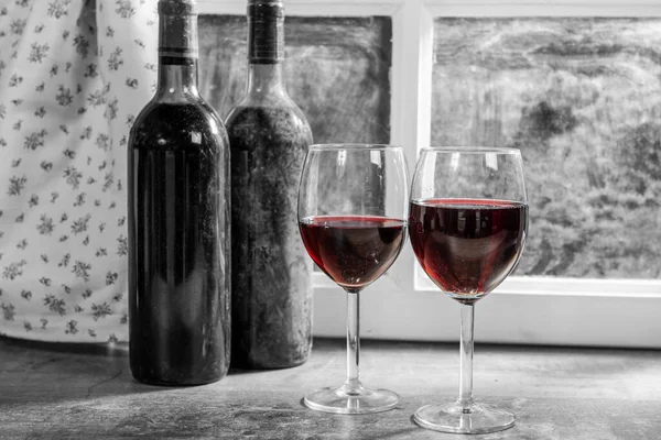 Une Composition Avec Deux Verres Vin Des Bouteilles Vin Rouge — Photo