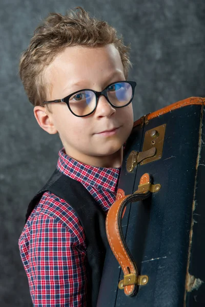 Bavullu Genç Bir Çocuk — Stok fotoğraf