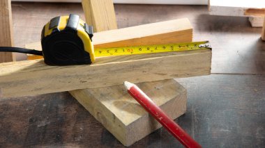 Atölyedeki bir marangozun bazı aletleri.