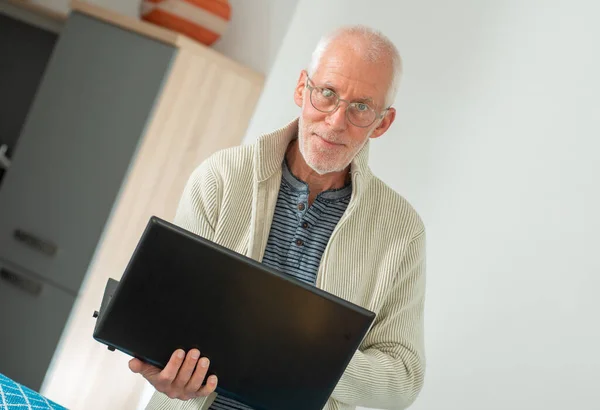 Senior Met Grijze Haren Een Bril Met Laptop — Stockfoto