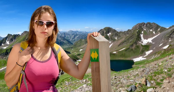 Een Jonge Vrouw Wandelaar Meer Oncet Franse Bergen Pyreneeën — Stockfoto