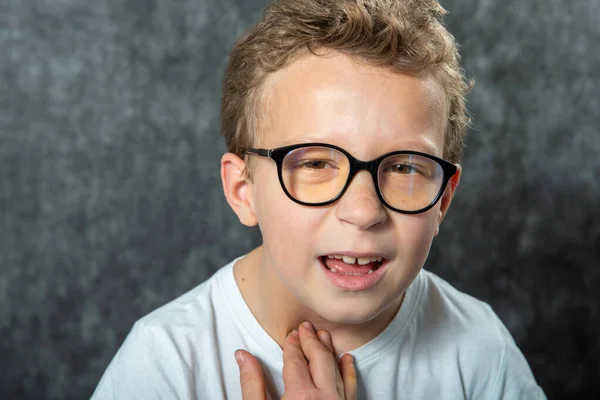 Niño Pequeño Tiene Dolor Garganta —  Fotos de Stock