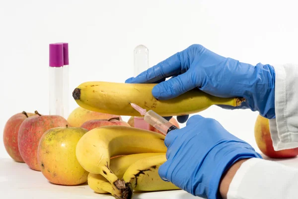 Eldivenli Kadın Şırınga Kullanıyor Meyve Sebzelerde Genetik Değişiklik — Stok fotoğraf