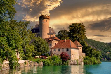Fransa 'nın Alpes dağlarındaki Annecy Gölü' nde bir ortaçağ kalesi.