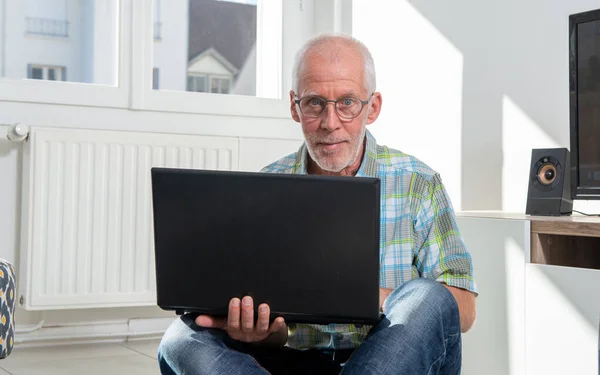 Senior Con Pelos Grises Con Anteojos Que Sostienen Portátil —  Fotos de Stock