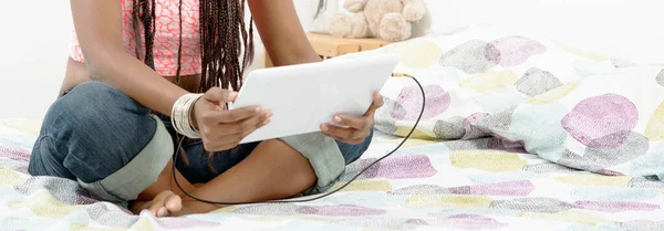 Afro Amerikalı Genç Bir Kadının Tablet Bilgisayar Kullanarak Yatakta Oturmasına — Stok fotoğraf