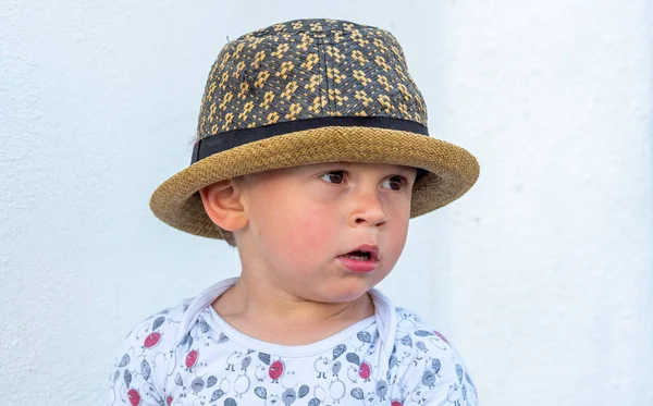 Retrato Niño Tres Años Con Sombrero Aire Libre —  Fotos de Stock