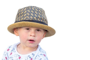 Üç yaşında, açık havada, şapkalı bir çocuğun portresi.