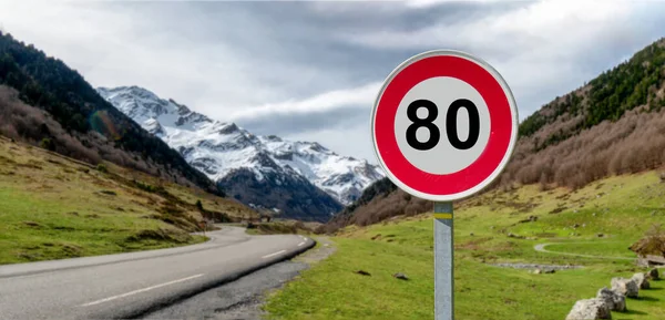 在法国公路上以每小时80公里的速度行驶 — 图库照片