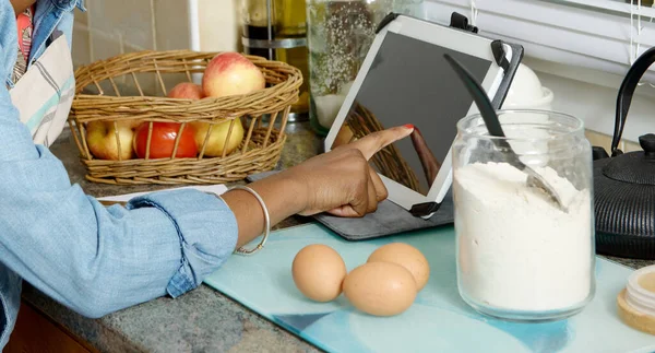 Närbild Ung Afroamerikansk Kvinna Köket Med Surfplatta Dator — Stockfoto