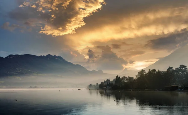 Fransa Daki Annecy Gölü Sonbaharda Gün Batımında — Stok fotoğraf