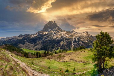 ilkbaharda Pic du Midi Ossau görünümü, Fransız Pireneler