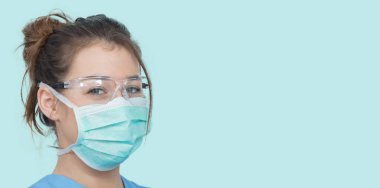 Tıbbi maske takan genç hemşirenin portresi.