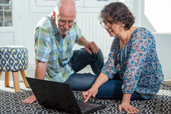 Couple Senior Using Computer Laptop Home Online Shopping — Stock Photo, Image