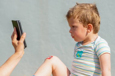 Üç yaşında açık havada bir çocuğun portresi.