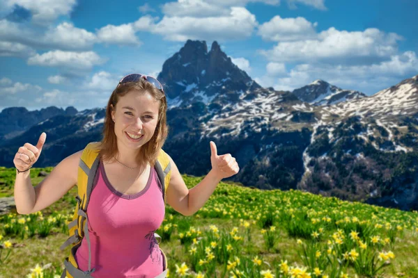 Jolie Randonneuse Avec Pic Midi Ossau Jonquilles Printemps Pyrénées Françaises — Photo