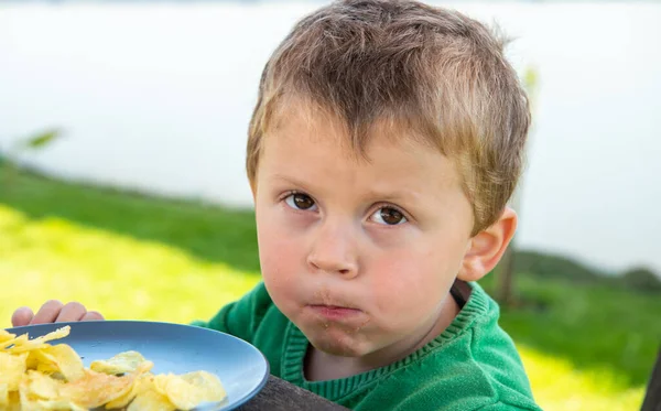 Portrait Enfant Trois Ans Mangeant Extérieur — Photo