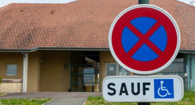 Engelliler hariç herkes için park yasağı işareti..