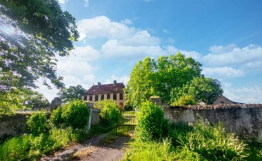 Fransız kırsalında terk edilmiş güzel bir ev.