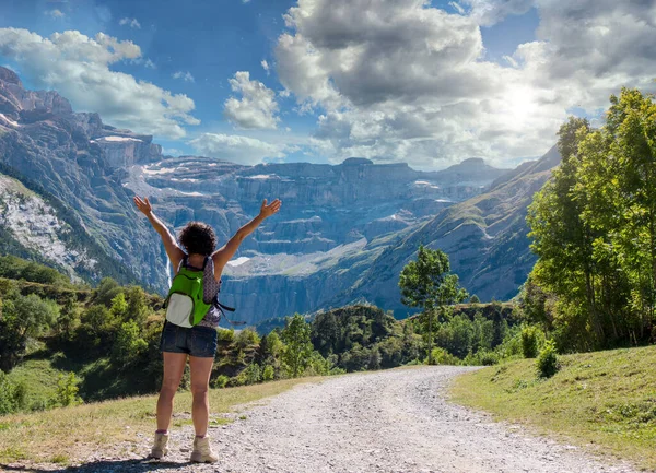 Kvinna Vandrare Och Cirque Gavarnie Franska Pyrenéerna Bergen — Stockfoto