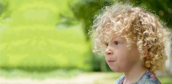 Портрет Маленького Хлопчика Світлим Кучерявим Волоссям — стокове фото