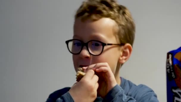Rolig Pojke Äter Ett Bröd — Stockvideo