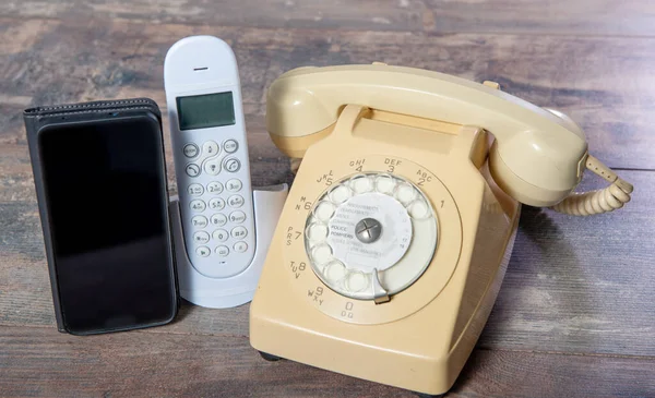 Retro Telefon Nový Mobil Dřevěné Desce — Stock fotografie