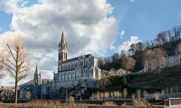 Widokiem Katedrę Sanktuarium Lourdes Francja — Zdjęcie stockowe