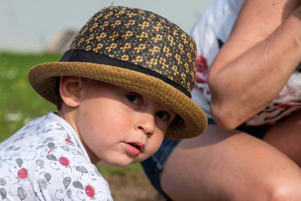 帽子をかぶった3歳の子供の肖像画です — ストック写真